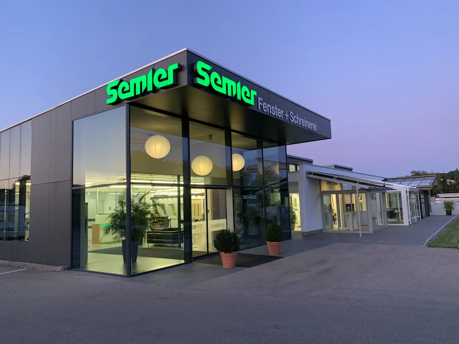 Blick in die Semler Ausstellung mit aufgestellten Fenster- und Türmustern