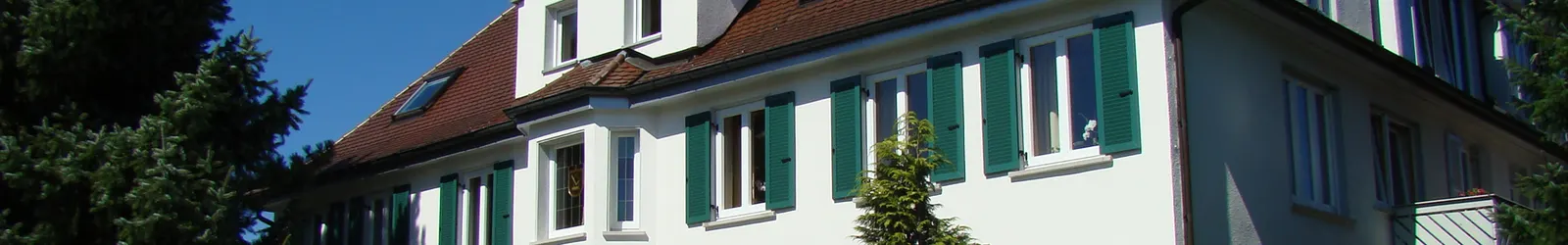 Breite Fensteranlage mit mehreren Feldern an einem Wohngebäude