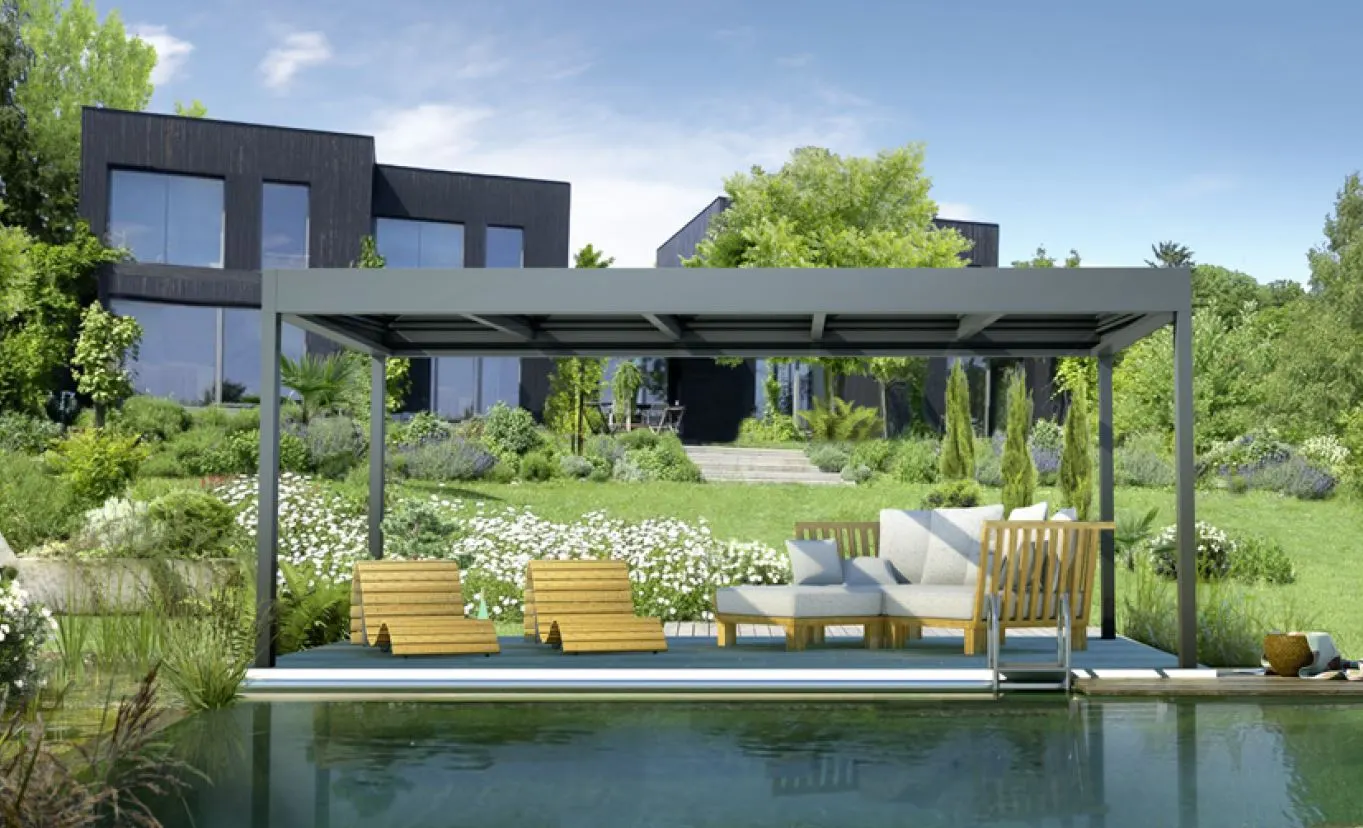 Moderne Terrassenüberdachung mit Glasdach und schlanken Aluminiumstützen